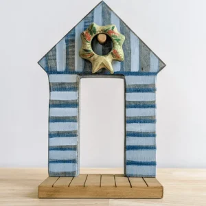 NOM // Wooden Beach Shack With Wreath> Small World Play