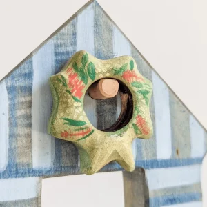 NOM // Wooden Beach Shack With Wreath> Small World Play